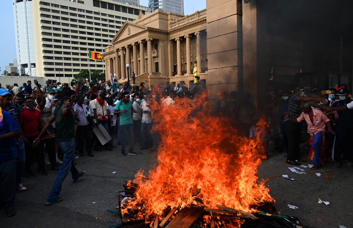 ކޮލަމްބޯ - މާޗް 15: ސްރީ ލަންކާގައި ތަކެތީގެ އަގު ބޮޑުވުމާ ދެކޮޅަށް އިދިކޮޅު ފަރާތްތަކުން ރައީސް އޮފީސް ކުރިމަތީގައި މުޒާހަރާ ކުރަނީ. --ފޮޓޯ:އޭއެފްޕީ