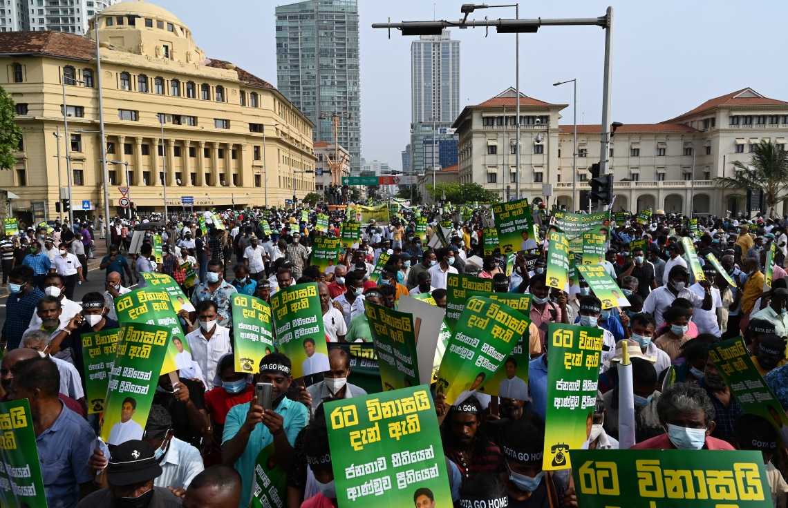 ކޮލަމްބޯ - މާޗް 15: ސްރީ ލަންކާގައި ތަކެތީގެ އަގު ބޮޑުވުމާ ދެކޮޅަށް އިދިކޮޅު ފަރާތްތަކުން ރައީސް އޮފީސް ކުރިމަތީގައި މުޒާހަރާ ކުރަނީ. --ފޮޓޯ:އޭއެފްޕީ