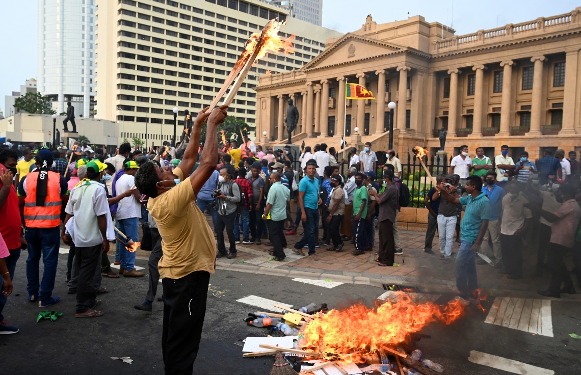 ކޮލަމްބޯ - މާޗް 15: ސްރީ ލަންކާގައި ތަކެތީގެ އަގު ބޮޑުވުމާ ދެކޮޅަށް އިދިކޮޅު ފަރާތްތަކުން ރައީސް އޮފީސް ކުރިމަތީގައި މުޒާހަރާ ކުރަނީ. --ފޮޓޯ:އޭއެފްޕީ