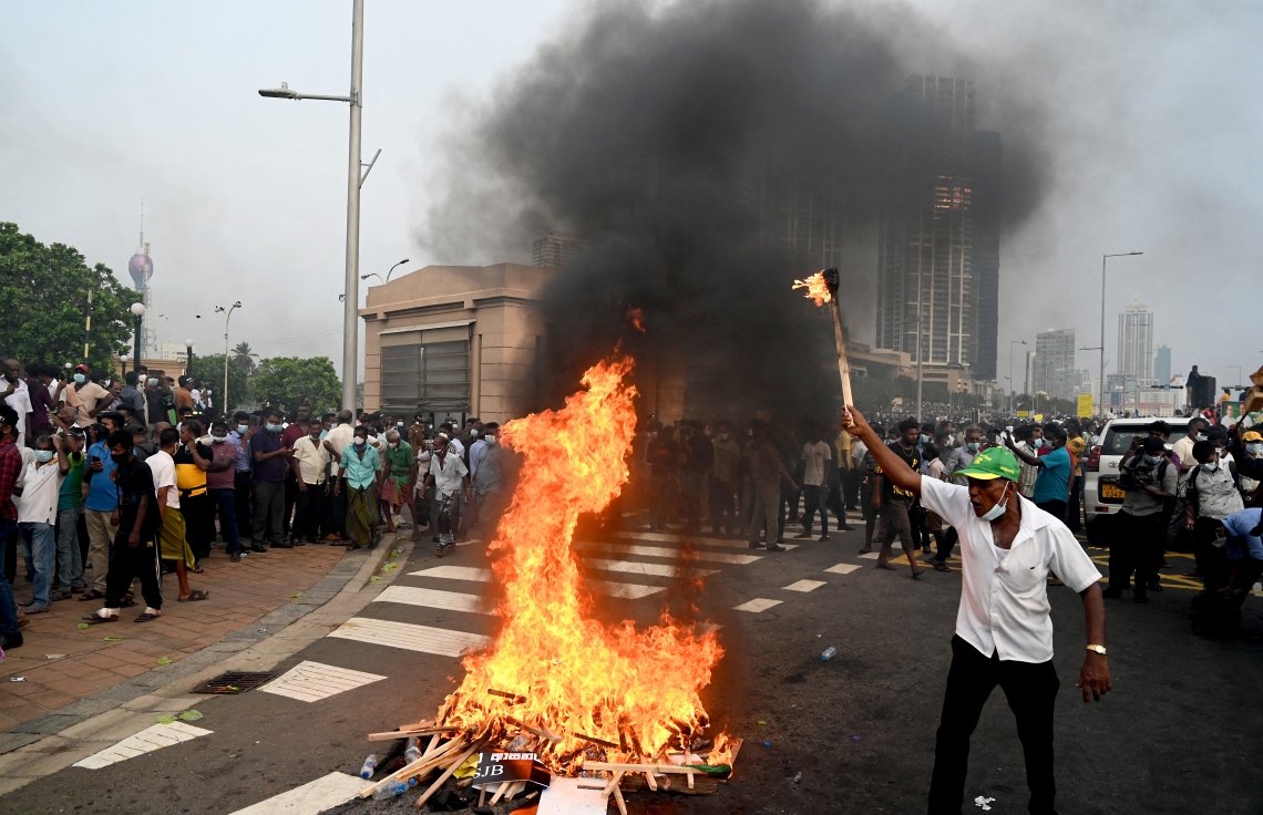 ކޮލަމްބޯ - މާޗް 15: ސްރީ ލަންކާގައި ތަކެތީގެ އަގު ބޮޑުވުމާ ދެކޮޅަށް އިދިކޮޅު ފަރާތްތަކުން ރައީސް އޮފީސް ކުރިމަތީގައި މުޒާހަރާ ކުރަނީ. --ފޮޓޯ:އޭއެފްޕީ