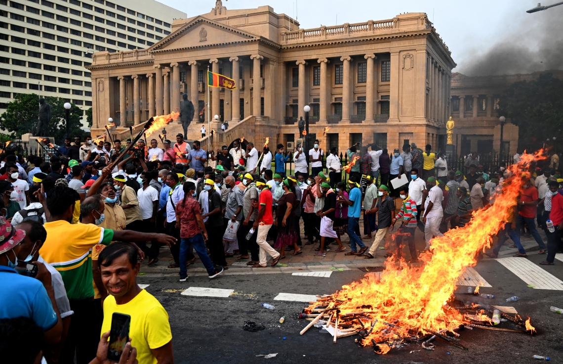 ކޮލަމްބޯ - މާޗް 15: ސްރީ ލަންކާގައި ތަކެތީގެ އަގު ބޮޑުވުމާ ދެކޮޅަށް އިދިކޮޅު ފަރާތްތަކުން ރައީސް އޮފީސް ކުރިމަތީގައި މުޒާހަރާ ކުރަނީ. --ފޮޓޯ:އޭއެފްޕީ