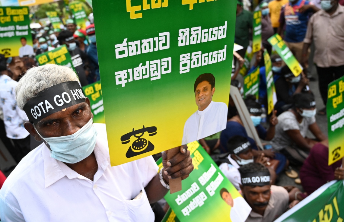 ކޮލަމްބޯ - މާޗް 15: ސްރީ ލަންކާގައި ތަކެތީގެ އަގު ބޮޑުވުމާ ދެކޮޅަށް އިދިކޮޅު ފަރާތްތަކުން ރައީސް އޮފީސް ކުރިމަތީގައި މުޒާހަރާ ކުރަނީ. --ފޮޓޯ:އޭއެފްޕީ