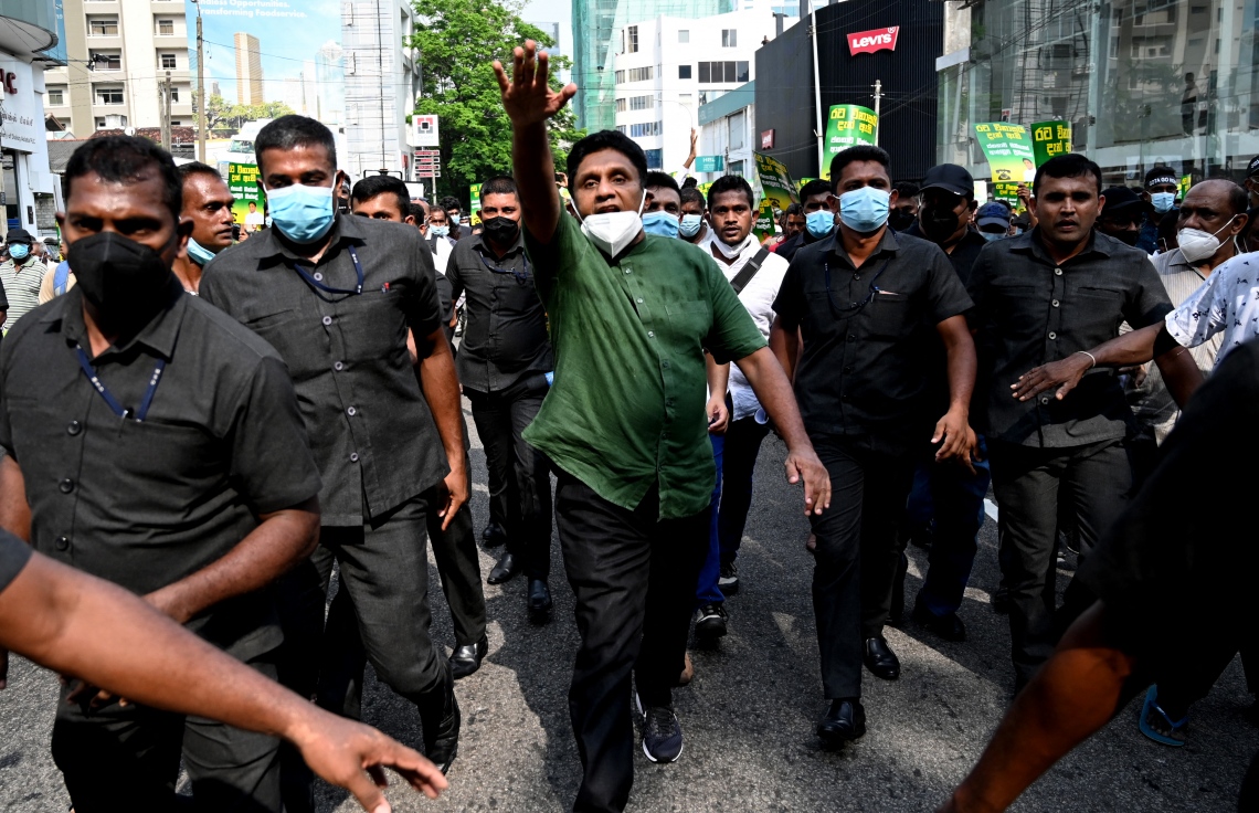 ކޮލަމްބޯ - މާޗް 15: ސްރީ ލަންކާގައި ތަކެތީގެ އަގު ބޮޑުވުމާ ދެކޮޅަށް އިދިކޮޅު ފަރާތްތަކުން ބޭއްވި ބޮޑު މުޒާހަރާގައި އިދިކޮޅު ލީޑަރު ސަޖިތު ޕްރެމަދާސަ ބައިވެރިވެވަޑައިގަންނަވަނީ. --ފޮޓޯ:އޭއެފްޕީ