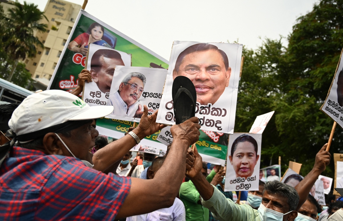 ކޮލަމްބޯ - މާޗް 15: ސްރީ ލަންކާގައި ތަކެތީގެ އަގު ބޮޑުވުމާ ދެކޮޅަށް އިދިކޮޅު ފަރާތްތަކުން ރައީސް އޮފީސް ކުރިމަތީގައި ކުރި މުޒާހަރާގައި ސަރުކާރުގެ ވެރިންގެ ފޮޓޯތައް ހިފައިގެން. --ފޮޓޯ:އޭއެފްޕީ