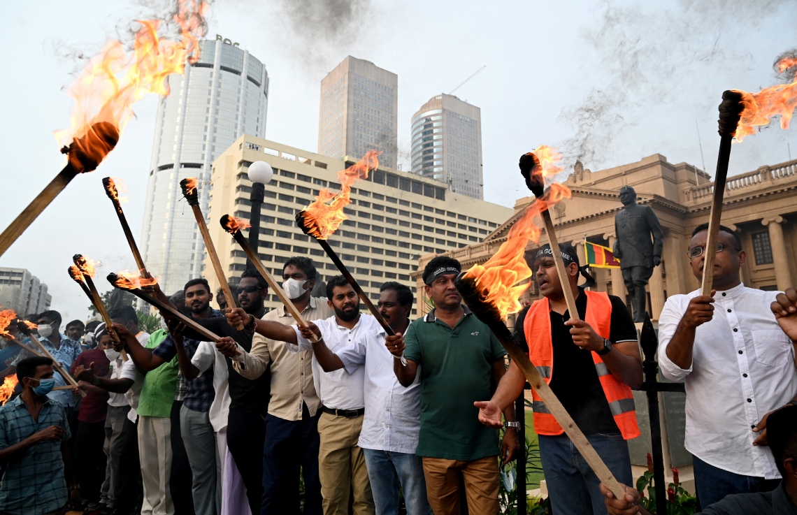 ކޮލަމްބޯ - މާޗް 15: ސްރީ ލަންކާގައި ތަކެތީގެ އަގު ބޮޑުވުމާ ދެކޮޅަށް އިދިކޮޅު ފަރާތްތަކުން ރައީސް އޮފީސް ކުރިމަތީގައި ކުރި މުޒާހަރާގައި ބައެއް މީހުން އަޑު އުފުލަނީ. --ފޮޓޯ:އޭއެފްޕީ