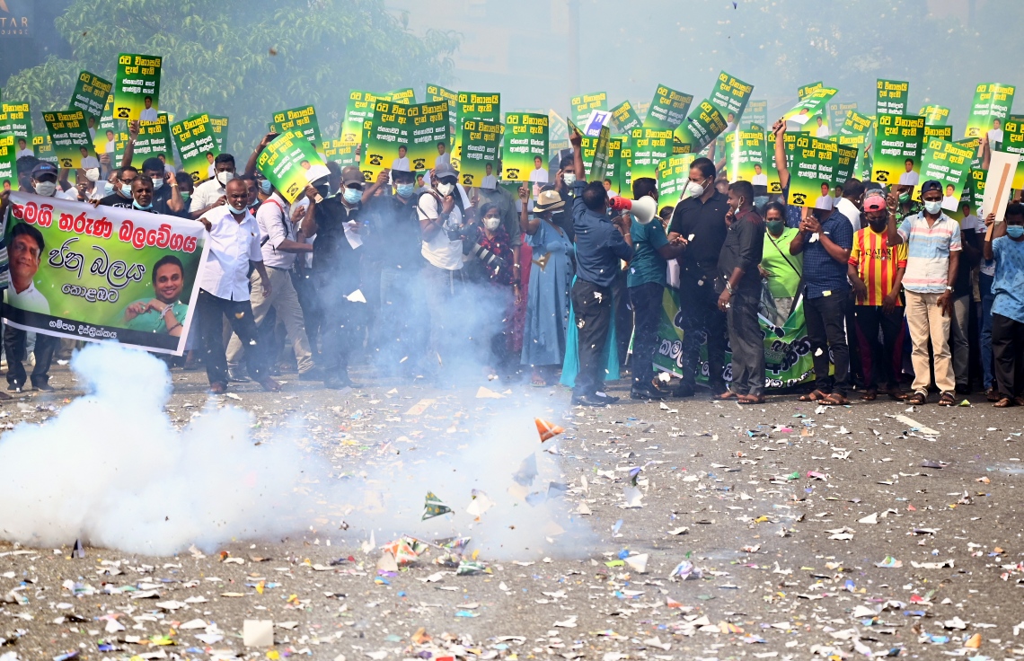 ކޮލަމްބޯ - މާޗް 15: ސްރީ ލަންކާގައި ތަކެތީގެ އަގު ބޮޑުވުމާ ދެކޮޅަށް އިދިކޮޅު ފަރާތްތަކުން ރައީސް އޮފީސް ކުރިމަތީގައި މުޒާހަރާ ކުރަނީ. --ފޮޓޯ:އޭއެފްޕީ