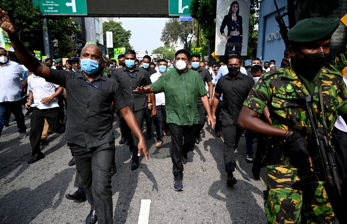 ކޮލަމްބޯ - މާޗް 15: ސްރީ ލަންކާގައި ތަކެތީގެ އަގު ބޮޑުވުމާ ދެކޮޅަށް އިދިކޮޅު ފަރާތްތަކުން ބޭއްވި ބޮޑު މުޒާހަރާގައި އިދިކޮޅު ލީޑަރު ސަޖިތު ޕްރެމަދާސަ ބައިވެރިވެވަޑައިގަންނަވަނީ. --ފޮޓޯ:އޭއެފްޕީ