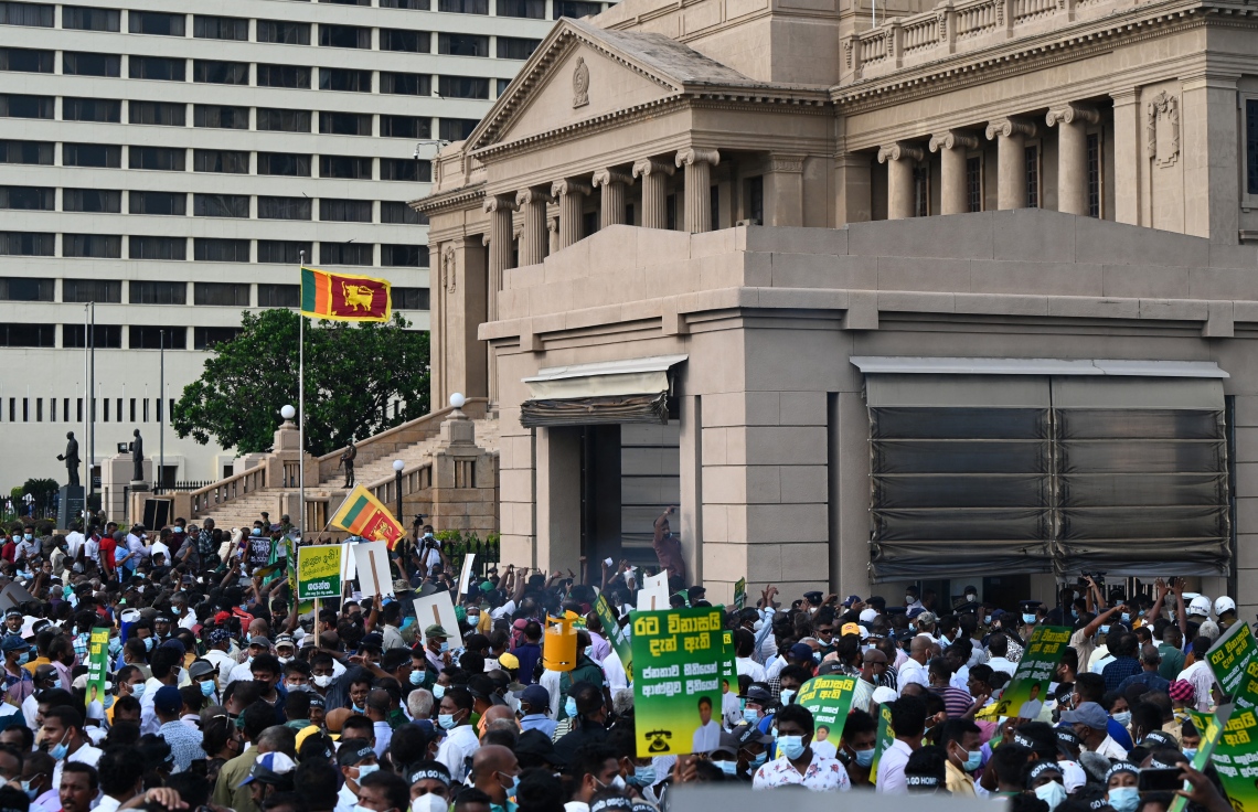 ކޮލަމްބޯ - މާޗް 15: ސްރީ ލަންކާގައި ތަކެތީގެ އަގު ބޮޑުވުމާ ދެކޮޅަށް އިދިކޮޅު ފަރާތްތަކުން ރައީސް އޮފީސް ކުރިމަތީގައި މުޒާހަރާ ކުރަނީ. --ފޮޓޯ:އޭއެފްޕީ