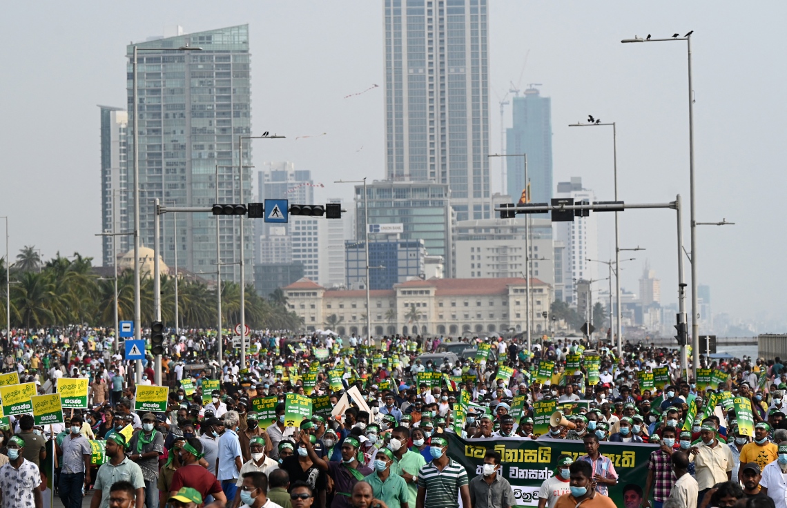 ކޮލަމްބޯ - މާޗް 15: ސްރީ ލަންކާގައި ތަކެތީގެ އަގު ބޮޑުވުމާ ދެކޮޅަށް އިދިކޮޅު ފަރާތްތަކުން ރައީސް އޮފީސް ކުރިމަތީގައި ކުރި ބޮޑު މުޒާހަރާގައި އެކި ލިޔުންތައް ހިފައިގެން. --ފޮޓޯ:އޭއެފްޕީ