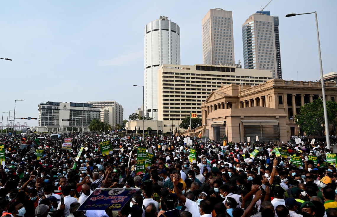 ކޮލަމްބޯ - މާޗް 15: ސްރީ ލަންކާގައި ތަކެތީގެ އަގު ބޮޑުވުމާ ދެކޮޅަށް އިދިކޮޅު ފަރާތްތަކުން ރައީސް އޮފީސް ކުރިމަތީގައި މުޒާހަރާ ކުރަނީ. --ފޮޓޯ:އޭއެފްޕީ