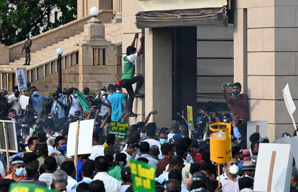 ކޮލަމްބޯ - މާޗް 15: ސްރީ ލަންކާގައި ތަކެތީގެ އަގު ބޮޑުވުމާ ދެކޮޅަށް އިދިކޮޅު ފަރާތްތަކުން ރައީސް އޮފީސް ކުރިމަތީގައި މުޒާހަރާ ކުރަނީ. --ފޮޓޯ:އޭއެފްޕީ