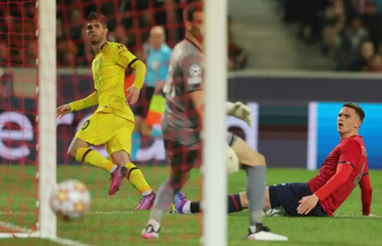 ކްރިސްޓިއަން ޕުލިސިޗް ލަނޑު ޖެހުމަށްފަހު ދުވެފައި ދަނީ: ޗެލްސީ ވަނީ ޗެމްޕިއަންސް ލީގު ކުއާޓާ ފައިނަލަށް ދަތުރު ކޯށްފަ --- ފޮޓޯ: ރޮއިޓަސް