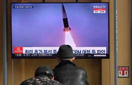 People watch a television screen showing a news broadcast with file footage of a North Korean missile test, at a railway station in Seoul on March 16, 2022, after North Korea fired an "unidentified projectile" but appeared to have immediately failed according to the South's military. -- Photo: Jung Yeon-je / AFP