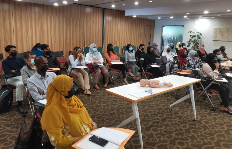 އިންޓާން ޑޮކްޓަރުންނަށް ބޮންޑު ނޯންނަ ގޮތަށް ހަދައިފި