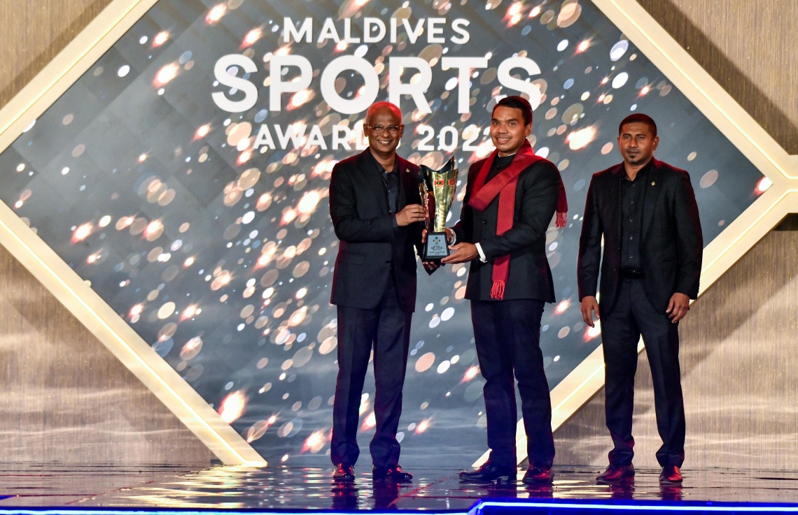 ރާއްޖެއަށް ކުޅިވަރުގެ އެކި ދާއިރާތަކަށް އެހީވެދޭ ބޭރުގެ ފަރާތްތަކަށް ދެއްވާ އެވޯޑު ސްރީ ލަންކާގެ ސްޕޯޓްސް މިނިސްޓަރު ނަމާލްއަށް ރައީސް އިބްރާހިމް މުހައްމަދު ސޯލިހް ދެއްވަނީ -- ފޮޓޯ: ފަޔާޒު މޫސާ / މިހާރު