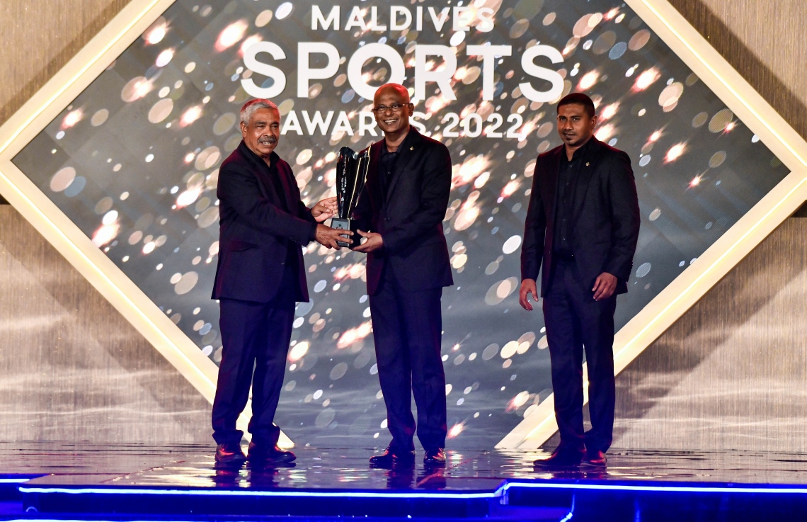 ކުޅިވަރު ދާއިރާއަށް ހިދުމަތްކޮށް ދިނުމުގެ އެވޯޑް ހާސިލް ކުރި ފަރާތްތަކުގެ ތެރެއިން ވިޔަފާރިވެރިޔާ ޗަމްޕާ ހުސެއިން އަފީފްއަށް ރައީސް އިބްރާހިމް މުހައްމަދު ސޯލިހް އެވޯޑް ހަވާލުކޮށްދެއްވަނީ-- ފޮޓޯ: ފަޔާޒު މޫސާ / މިހާރު