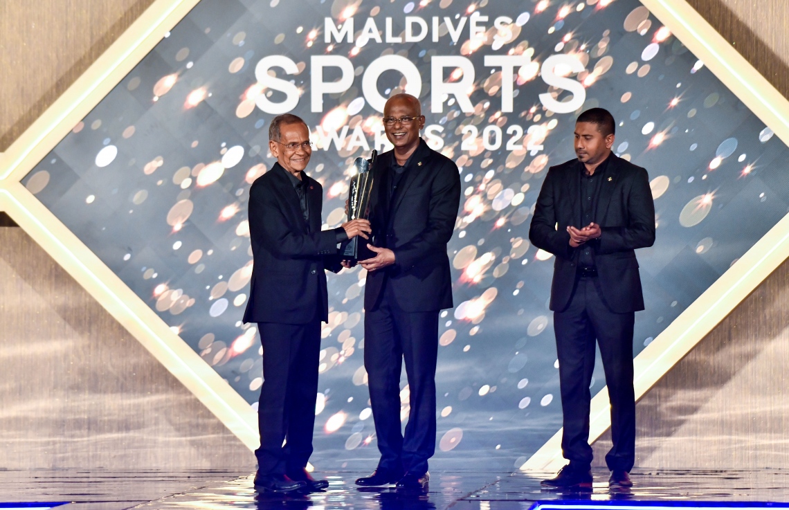 ކުޅިވަރުގެ ދާއިރާއަށް ހިދުމަތްކޮށް ދިނުމުގެ އެވޯޑް ހާސިލް ކުރި ފަރާތްތަކުގެ ތެރެއިން ކުރީގެ ސްޕޯޓްސް މިނިސްޓަރު ޑރ. ޒާހިރު ހުސެއިންއަށް ރައީސް އިބްރާހިމް މުހައްމަދު ސޯލިހް އެވޯޑް ހަވާލުކޮށްދެއްވަނީ-- ފޮޓޯ: ފަޔާޒު މޫސާ / މިހާރު