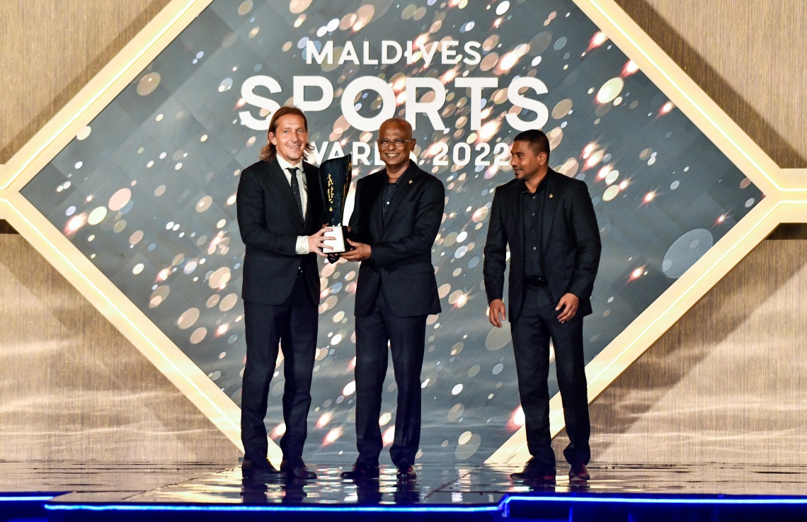 ސްޕޯޓްސް އެވޯޑުގައި ސްޕެއިނުގެ ފުޓްބޯޅަ ލެޖެންޑް މިކޭލް ސަލްގާޑޯއަށް ރައީސް އިބްރާހިމް މުހައްމަދު ސޯލިހް އެވޯޑު ހަވާލުކޮށްދެއްވަނީ -- ފޮޓޯ: ފަޔާޒު މޫސާ / މިހާރު