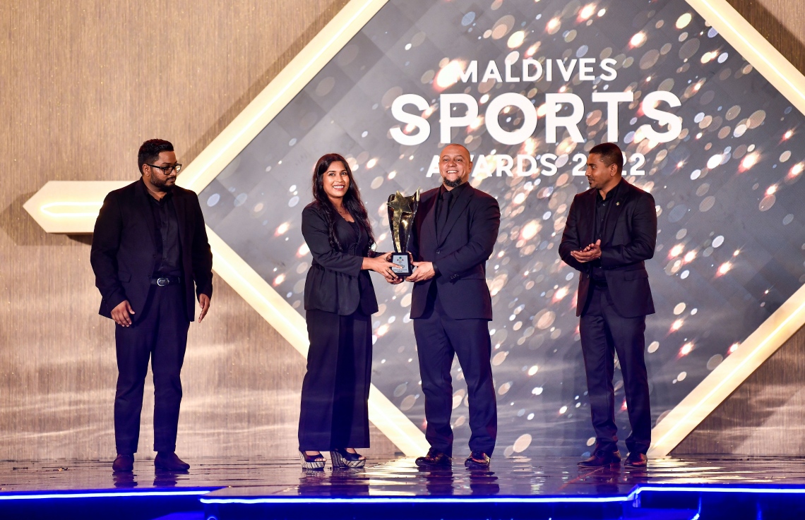 އެންމެ މޮޅު އަންހެން ފުޓްބޯޅަ ކުޅުންތެރިޔާގެ އެވޯޑް ހޯދި ގައުމީ އަންހެން ޓީމުގެ ކީޕަރު އާމިނަތު ލީޒާ ލިޒީ އަށް ބްރެޒިލްގެ ފުޓްބޯޅަ ތަރި ރޮބާޓޯ ކާލޯސް އެވޯޑު ހަވާލުކޮށްދެއްވަނީ -- ފޮޓޯ: ފަޔާޒު މޫސާ / މިހާރު