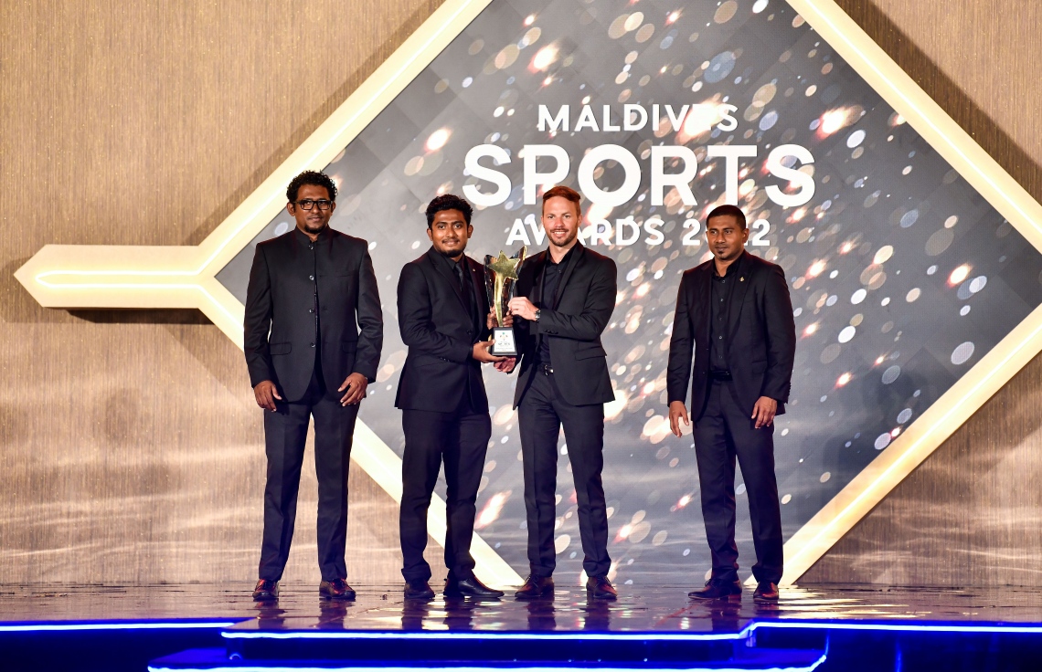 އެންމެ މޮޅު ފިރިހެން ބިލިއާޑް ކުޅުންތެރިއަށް ހޮވުނު ހަސަން ޝާޒް މުހައްމަދުއަށް ޕޫލް ބިލިއާޑްގެ ދުނިޔޭގެ ޗެމްޕިއަން އޮސްޓްރިއާގެ އަލްބިން އޫޝާން އެވޯޑު ހަވާލުކޮށްދެނީ -- ފޮޓޯ: ފަޔާޒު މޫސާ / މިހާރު