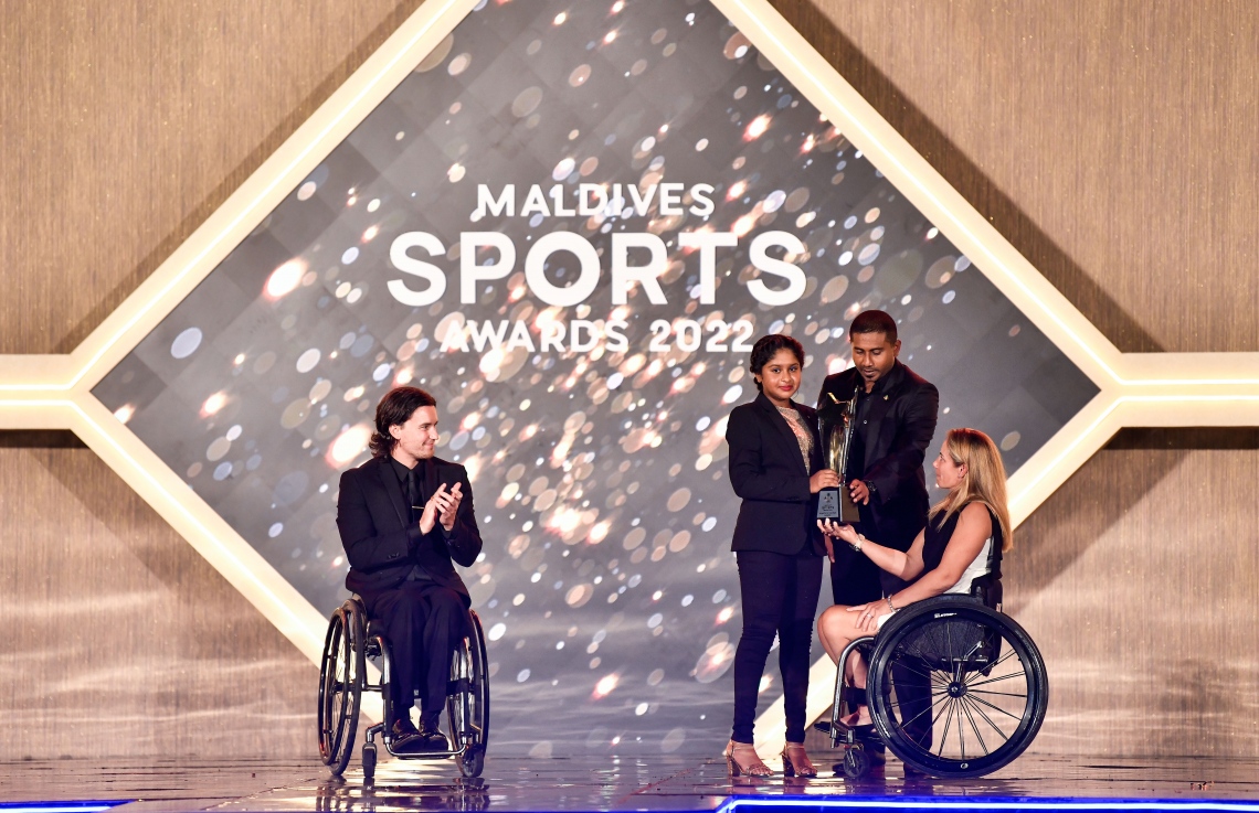 އެންމެ މޮޅު ބެޑްމިންޓަން ކުޅުންތެރިއާގެ އެވޯޑް ލިބުނު ނަބާހާއަށް ވީލްޗެއާ ޓެނިސް ތަރި ލޫސީ ސުކާ އެވޯޑު ހަވާލުކޮށްދެނީ-- ފޮޓޯ: ފަޔާޒު މޫސާ / މިހާރު