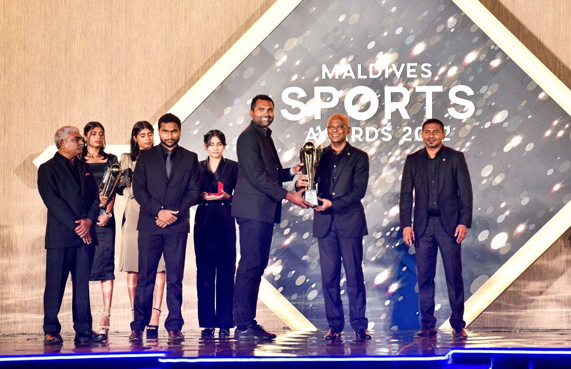 މޯލްޑިވްސް ސްޕޯޓްސް އެވޯޑްސްގެ އަހަރުގެ އެންމެ މޮޅު ފިރިހެން ކުޅިވަރު ސަހުސިއްޔަތުގެ އެވޯޑް ހާސިލްކުރި ބާރު ދުވުންވެރިޔާ ހަސަން ސާއިދުގެ ފަރާތުން އެތުލެޓިކްސް ކޯޗު ހުސައިން ހަލީމް އެވޯޑާ ހަވާލުވަނީ -- ފޮޓޯ: ފަޔާޒު މޫސާ / މިހާރު