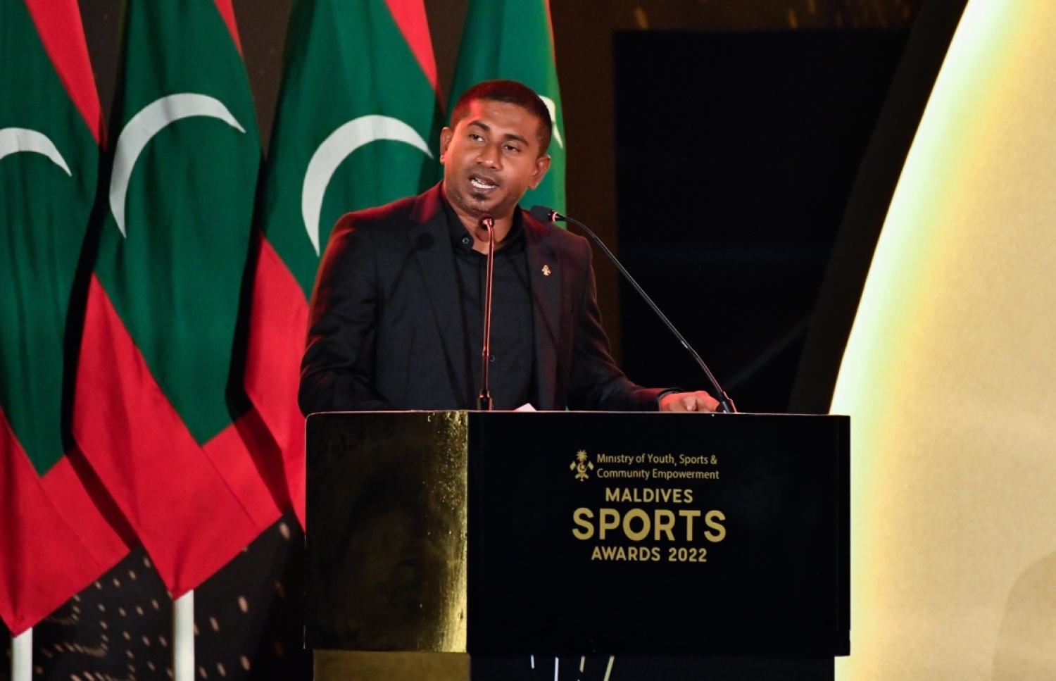 ސްޕޯޓްސް އެވޯޑް ހަފުލާގައި މަހްލޫފް ވާހަކަ ދައްކަވަނީ: އޭނާ ވިދާޅުވީ އެވޯޑް ހަފްލާއަކީ ރާއްޖެ އެންމެ ބޮޑަށް އިސްތިހާރު ވެސް ވި އިވެންޓް ކަމަށް --- ފޮޓޯ: ފަޔާޒު މޫސާ | މިހާރު