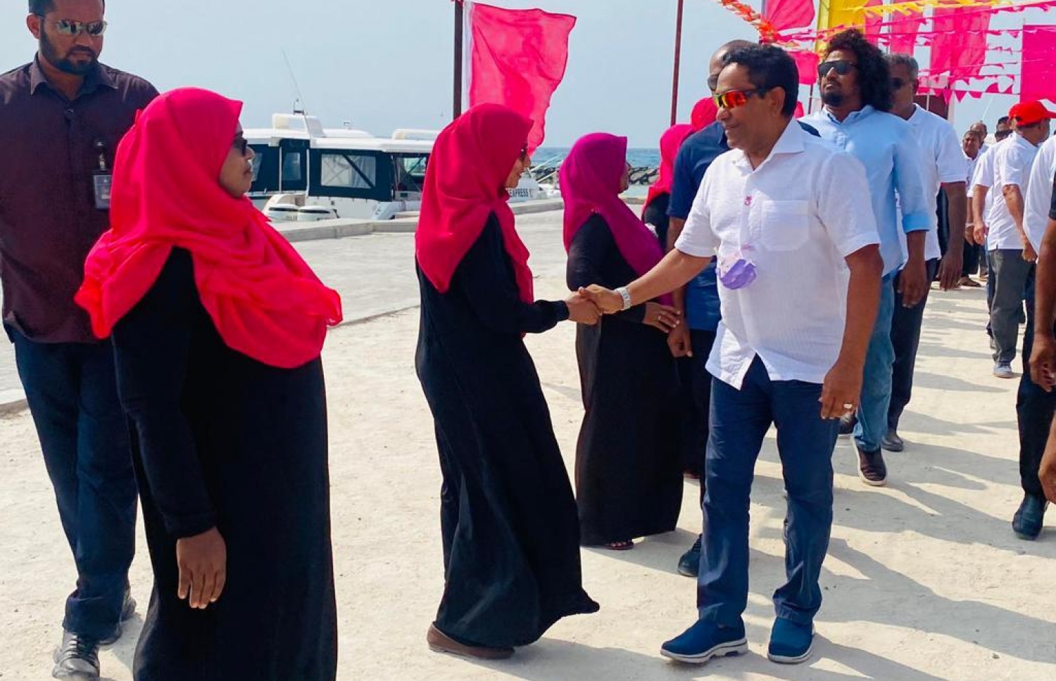 ކުރީގެ ރައީސް އަބްދުﷲ ޔަމީން "އިންޑިއާ" އައުޓް ކެމްޕެއިނަށް ޅ. ކުރެންދު އަށް ވަޑައިގެން ސަޕޯޓަރުންނާ ސަލާންކުރައްވަނީ.-- ފޮޓޯ: ޕީޕީއެމް