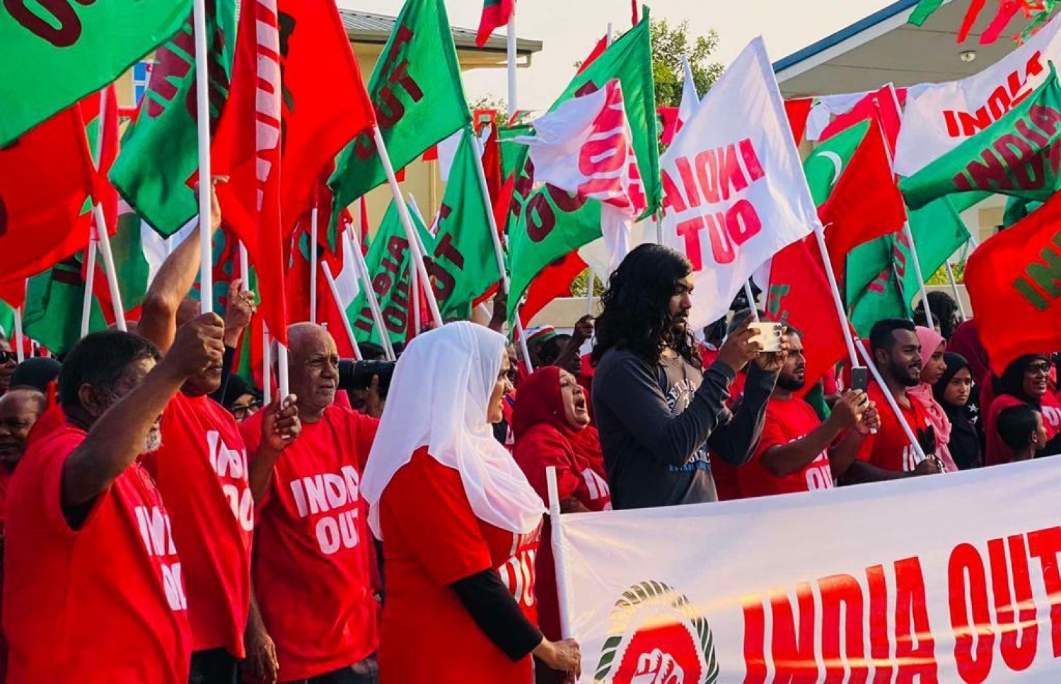 އިދިކޮޅުގެ "އިންޑިއާ އައުޓް" ކެމްޕެއިންގައި ޅ. ނައިފަރުގެ ސަޕޯޓަރުން ޝުއޫރުފާޅުކުރަނީ.-- ފޮޓޯ: ޕީޕީއެމް