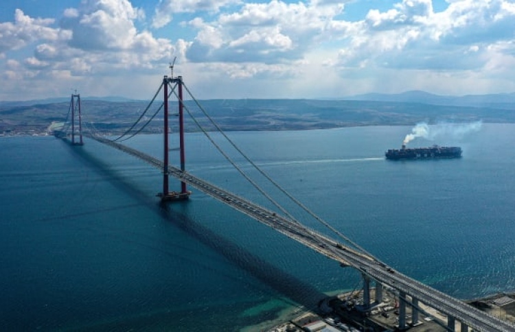 ޔޫރަޕާއި އޭޝިއާ ގުޅުވާލާ ބްރިޖު ހުޅުވައިފި