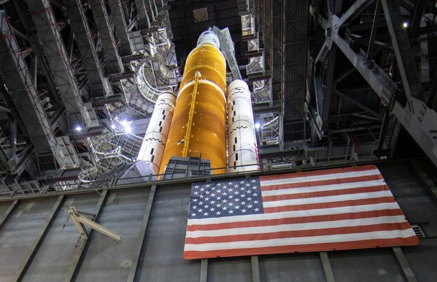 އަލުން ހަނދަށް ދިއުމަށް ފެށި "އާޓެމިސް" ޕްރޮގްރާމްގެ ދަށުން ފުރަތަމަ ފޮނުވާ އެ ރޮކެޓް "އާޓެމިސް 1".-- ފޮޓޯ: ނާސާ