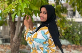 ނަދީ ފޮޓޯއަކަށް ހުއްޓިލައިގެން. ބޮމްބޭޓީ ޓިކްޓޮކަށް ފަހު އޭނާގެ ދިރިއުޅުން އެއްކޮށް ބަދަލުވެއްޖެ