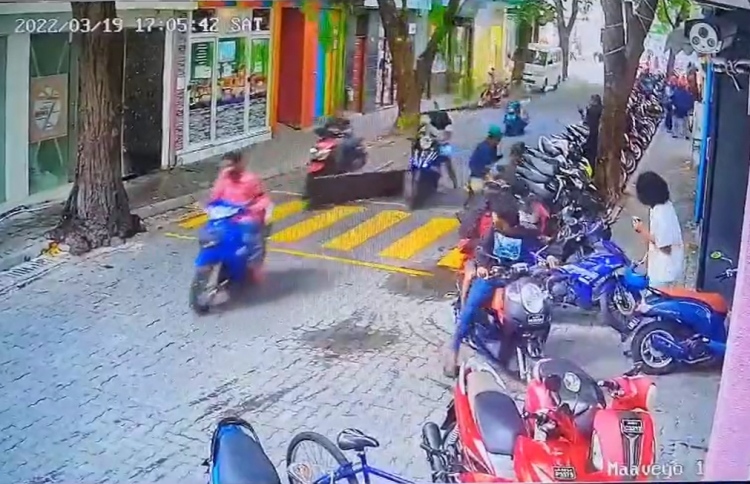 މަގުމަތިން ދަނިކޮށް ބޮލަށް ވެއްޓުނީ ފިލާގަނޑެއް