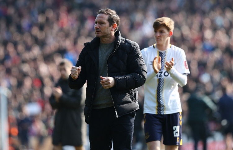 ޕެލަސް އަތްދަށުވެ، ލަމްޕާޑުގެ ނުރުހުން ކުޅުންތެރިންނަށް