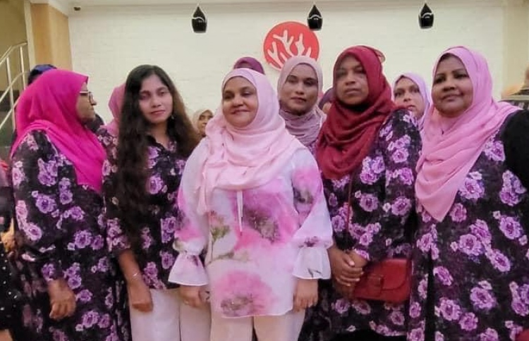 ކުރީގެ ފަސްޓް ލޭޑީ ފާތުން ސަޕޯޓަރުންނާ އެކު ފެނިލުމެއް