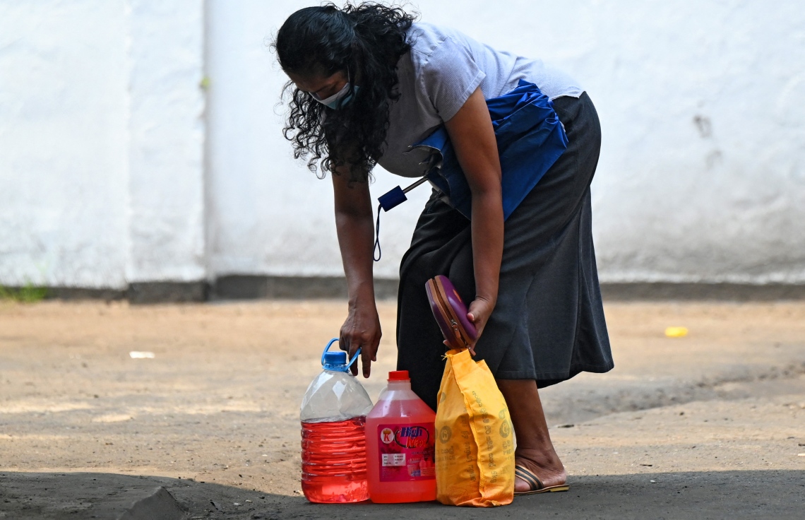 ކޮލަމްބޯ - މާޗް 20 - ސްރީ ލަންކާގެ ވެރިރަށް ކޮލަމްބޯގެ ޕެޓްރޯލް ސްޓޭޝަނަކުން ތެޔޮ ގަނެގެން އަންހެނަކު ދަނީ: ލަންކާގައި ކައްކާ ގޭސް ނުލިބޭތީ ގިނަ މީހުން ކައްކަން މިހާރު ބޭނުން ކުރަނީ ކަރާސީނު ތެޔޮ. --ފޮޓޯ:އޭއެފްޕީ