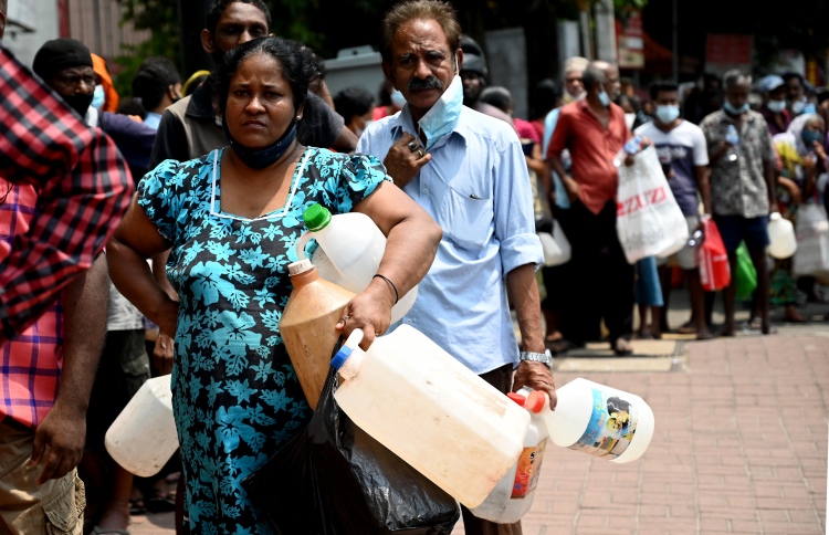 ލަންކާގައި އާންމުންނަށް ޕެޓްރޯލް ވިއްކުން މަނާކޮށްފި