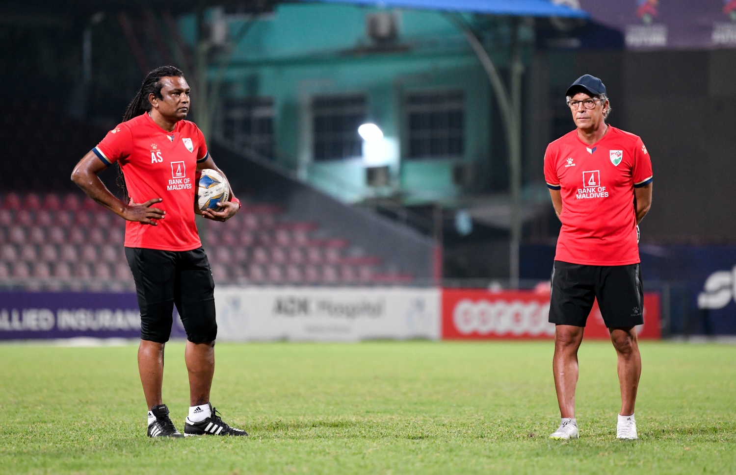 ގައުމީ ޓީމުގެ ޕްރެކްޓިސް އެއްގައި ކޯޗު މޮރިއޭރޯ (ކ) އާއި އެސިސްޓެންޓް ކޯޗު ސުޒެއިން (ވ).-- ފައިލް ފޮޓޯ: ފަޔާޒް މޫސާ/ މިހާރު