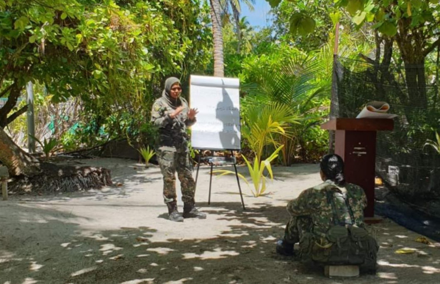 ސަމްހާ ޓްރެއިނިންއެއްގައި: އަންހެން ސިފައިން ތަމްރީން ކުރެއްވުމުގައި އިސް ދައުރެއް އަދާކުރައްވާ.