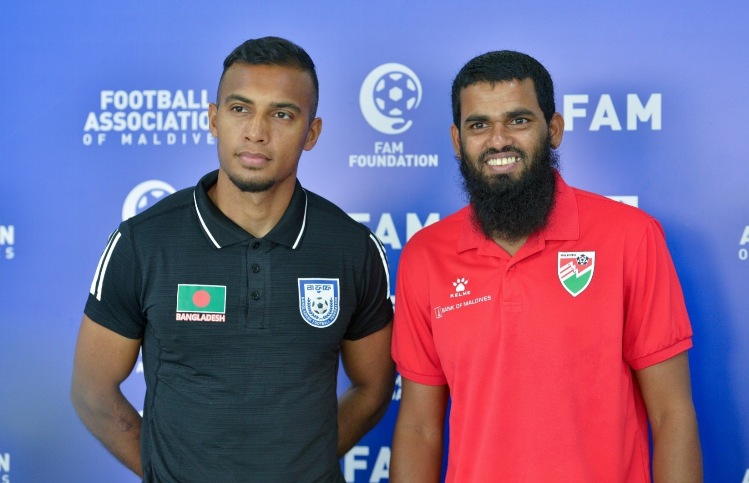 ރާއްޖޭގެ ކެޕްޓަން އަކްރަމް އަނބްދުލް ގަނީ އާއި ބަންގްލަދޭޝްގެ ކެޕްޓަން ޖަމާލް ބުޔާން --- ފޮޓޯ: އެފްއޭއެމް