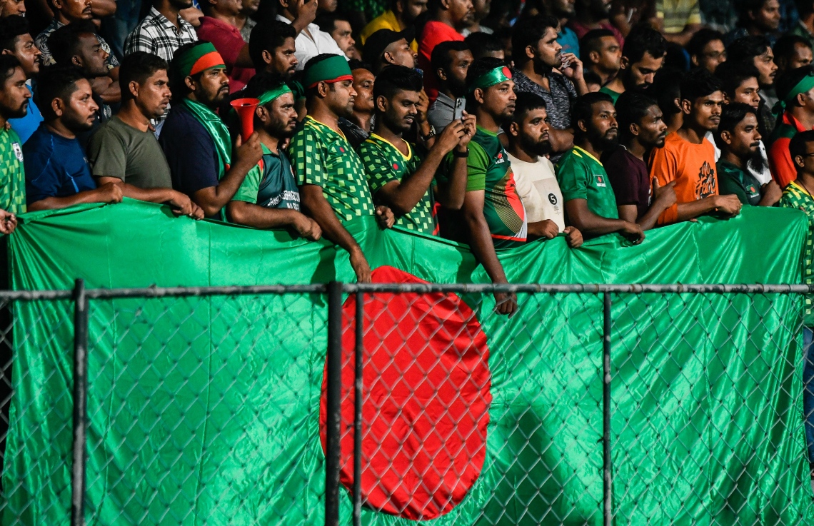 ރާއްޖެއާ ބަންގްލަދޭޝް ބައްދަލުކުރި އެކުވެރިކަމުގެ ފުޓްބޯޅަ މެޗު ބެލުމަށް ބަންގްލަދޭޝް ސަޕޯޓަރުން ގަލޮޅުދަނޑުގައި އެ ޓީމަށް ސަޕޯޓުކުރަނީ-- ފޮޓޯ: ފަޔާޒު މޫސާ / މިހާރު