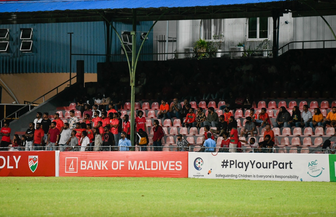 ދިވެހި ގައުމީ ފުޓުބޯޅަ ޓީމު، ބަންގްލަދޭޝްއާ ދެކޮޅަށް ކުޅުނު އެކުވެރިކަމުގެ މެޗު ބެލުމަށް ދަނޑަށް ވަން ދިވެހި ސަޕޯޓަރުން -- ފޮޓޯ: ފަޔާޒު މޫސާ / މިހާރު