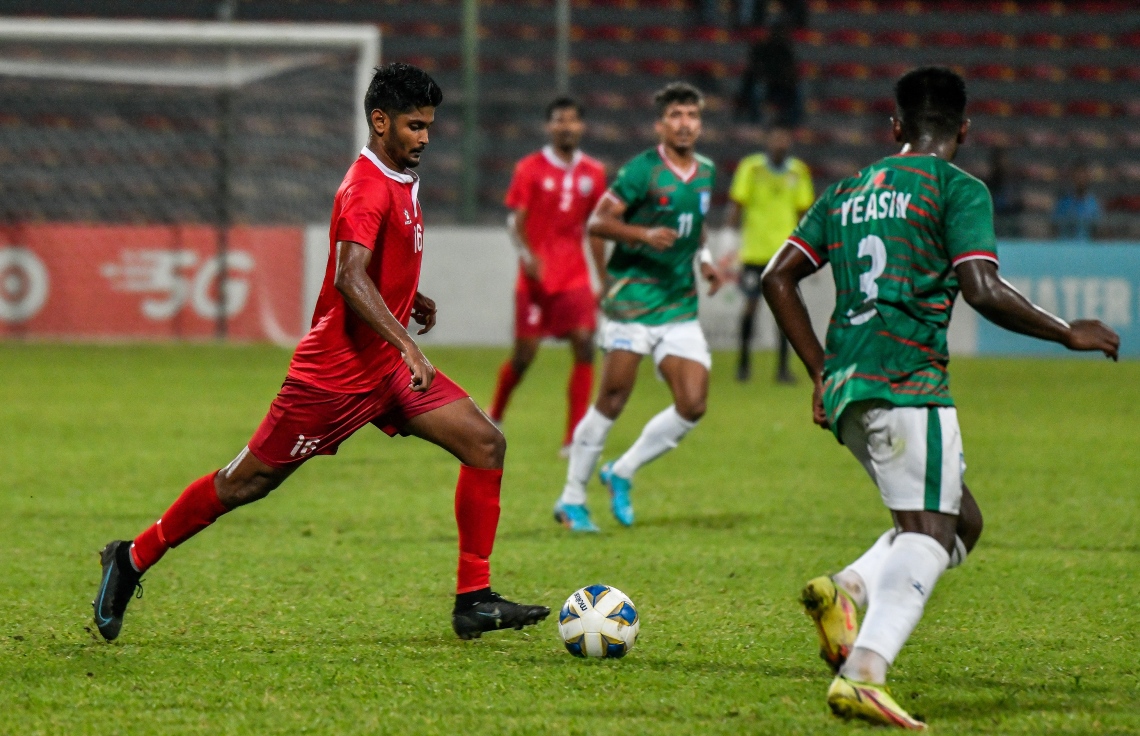 ރާއްޖޭގެ ހަސަން ރާއިފް އަހްމަދު (ހަންނަ) ބަންގްލަދޭޝް ކުޅުންތެރިޔާ ކައިރިން ބޯޅަ ނައްޓާލުމަށް ފަހު ކުރިއަށް ފޮނުވާލަން މަސައްކަތްކުރަނީ -- ފޮޓޯ: ފަޔާޒު މޫސާ / މިހާރު