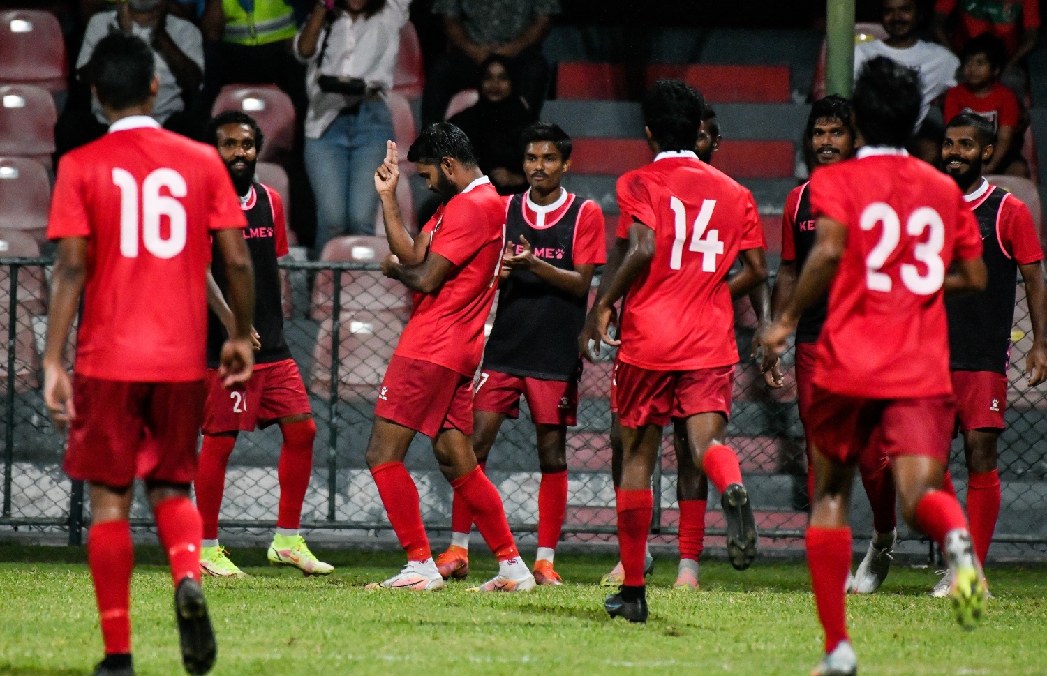 ބަންގްލަދޭޝް ކޮޅަށް ލަނޑު ޖެހުމަށް ފަހު ރާއްޖޭގެ ކުޅުންތެރިން އުފާފާޅު ކުރަނީ: ރާއްޖެއިން ބަންގްލަދޭޝް ބަލި ކުރީ 2-0 ން --- ފޮޓޯ: ފަޔާޒު މޫސާ | މިހާރު