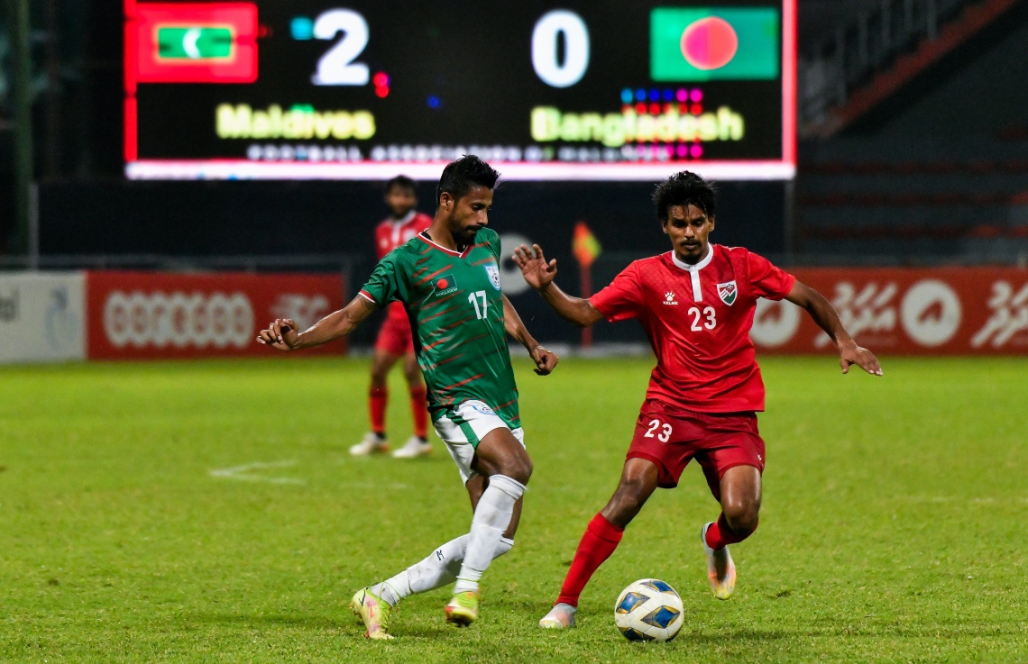 އެކުވެރިކަމުގެ މެޗުގައި ރާއްޖެ އާއި ބަންގްލަދޭޝް ބައްދަލުކުރި މެޗު: މި މެޗު 2-0 އިން ރާއްޖެ ވަނީ ބްންގްލަދޭޝް ބަލިކޮށްފައި. -- ފޮޓޯ: ފަޔާޒު މޫސާ / މިހާރު