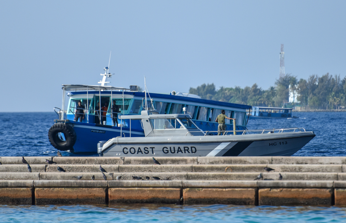 މުދަލާއެކު ދަތުރުކުރި ބޯޓެއް ފަރަށް އަރައި، އަޑިއަށް