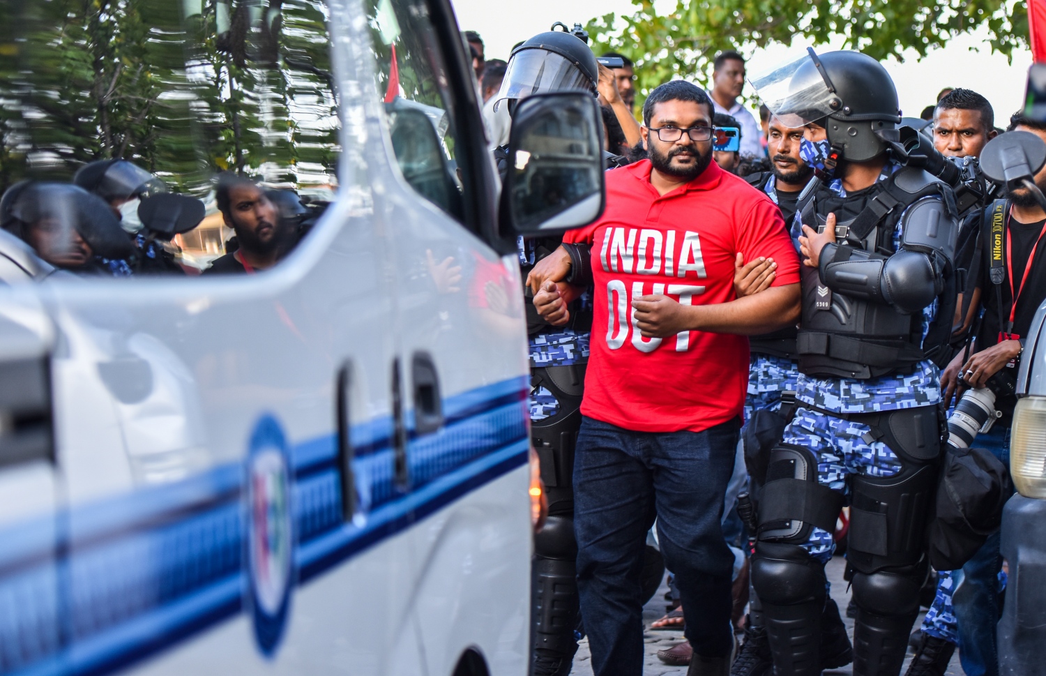 މުޒާހަރާގެ ތެރެއިން މަސްވެރިންގެ ޕާކް ސަރަހައްދުން ޕީޕީއެމްގެ ނައިބު ރައީސް އަދި ގުރައިދޫ ދާއިރާގެ މެންބަރު ގައްސާން މައުމޫން ފުލުހުން ހައްޔަރުކުރަނިކޮށް -- ފޮޓޯ: ފަޔާޒު މޫސާ / މިހާރު