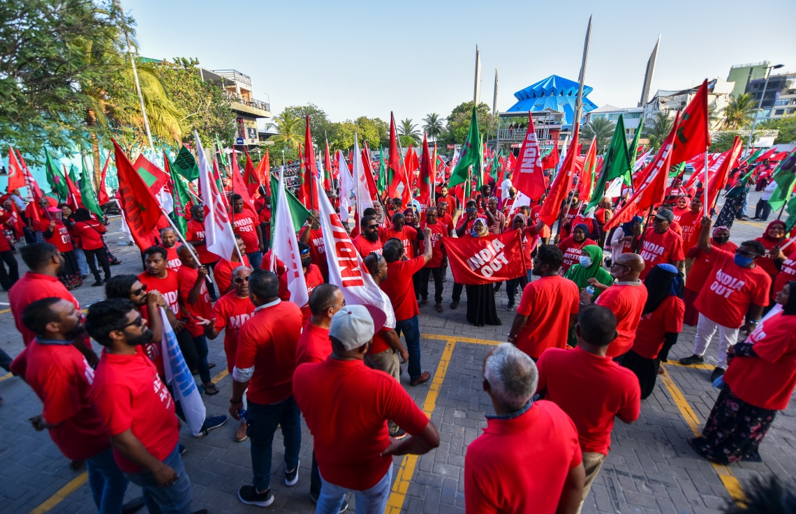 މުޒާހަރާގެ ބައިވެރިން ކާނިވާ ސަރަހައްދުގައި މުޒާހަރާކުރިއަށް ގެންދަނީ، މި ސަރަހައްދުގައި ތިބުމަށްފަހު ވަނީ މަގުމަތީގައިވެސް އެއްވުން ކުރިއަށް ގެންގޮސްފައި -- ފޮޓޯ: ފަޔާޒު މޫސާ / މިހާރު