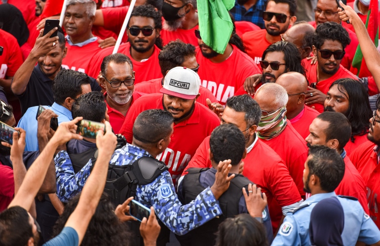 އިންޑިއާ އައުޓް:ޕީޕީއެމުން ހާޒިރުނުވުމުން މައްސަލަ ބޭރު