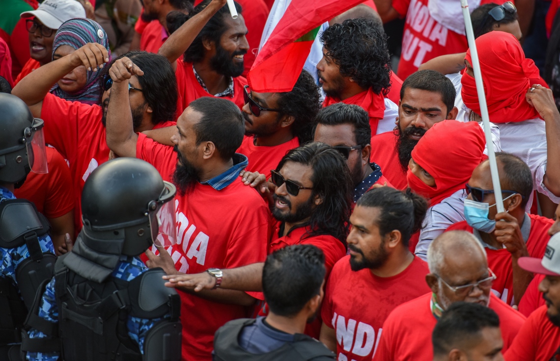 އިދިކޮޅު ޕީޕީއެމް / ޕީއެންސީގެ ފަރާތުން މާލޭގައި ކުރި "އިންޑިއާ އައުޓް" މުޒާހަރާގެ ބައެއް ބައިވެރިން މޫނު ނިވާކޮއްގެން ހަރަކާތްތެރިވަނީ -- ފޮޓޯ: ފަޔާޒު މޫސާ / މިހާރު